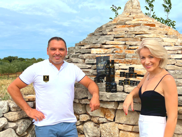 Suwi & Jasmina in front of a typical Istrian stone house with GENIUS world delicacies
